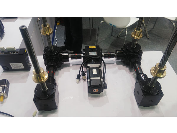 聯(lián)動(dòng)平臺升降機(jī)